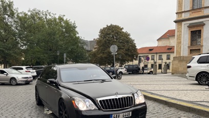 FOTO: Europoslanec Filip Turek přijel do štábu Motoristů doslova s grácií v Maybachu.