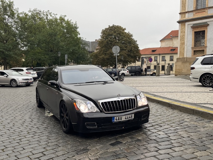 FOTO: Europoslanec Filip Turek přijel do štábu Motoristů doslova s grácií v Maybachu. – stránka 34