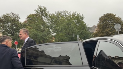 FOTO: Europoslanec Filip Turek přijel do štábu Motoristů doslova s grácií v Maybachu.