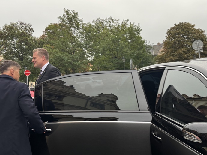 FOTO: Europoslanec Filip Turek přijel do štábu Motoristů doslova s grácií v Maybachu. – stránka 35
