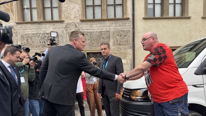 FOTO: Na příjezd Filipa Turka čekal i jeden fanoušek, který si s ním posléze podal ruku.