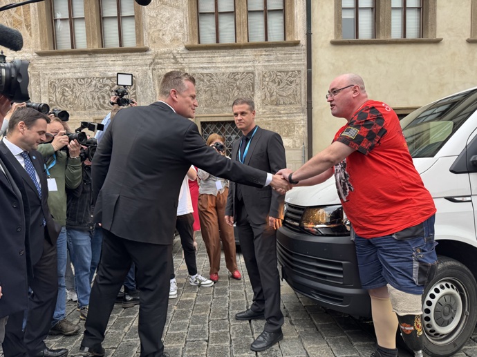 FOTO: Na příjezd Filipa Turka čekal i jeden fanoušek, který si s ním posléze podal ruku. – stránka 36