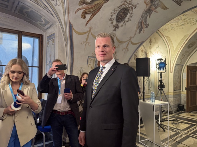 FOTO: Filip Turek dorazil do štábu Motoristů krátce po 17. hodině. – stránka 29