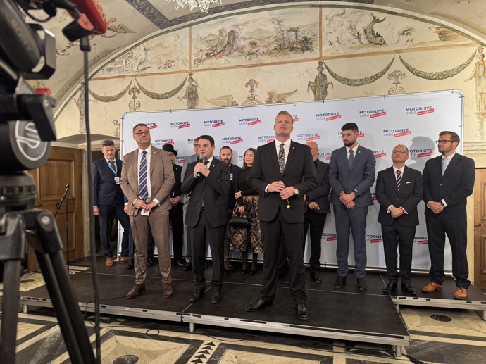 FOTO: Motoristé sobě poděkovali během tiskovky svým voličům. – stránka 6