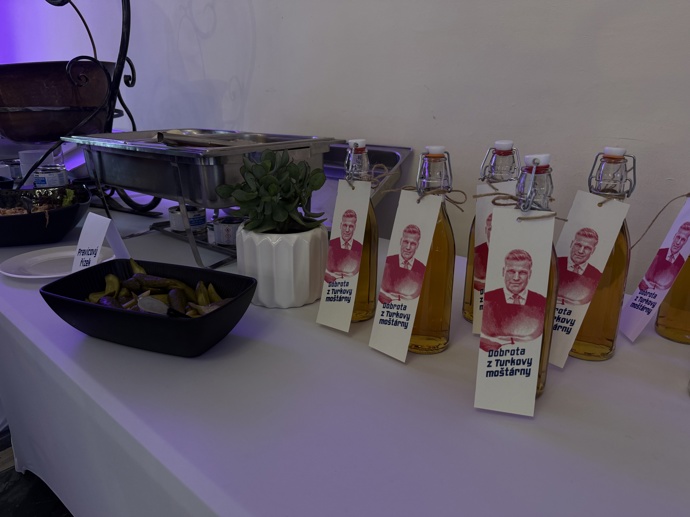 FOTO: Motoristé připravili Turkův „domácí“ mošt. – stránka 238