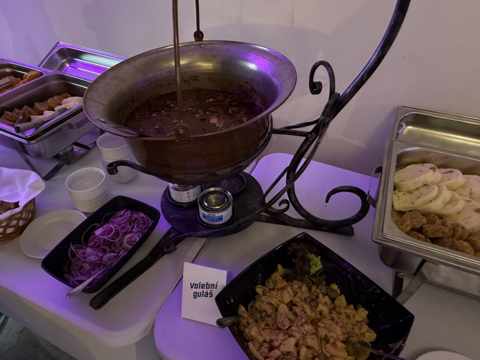 FOTO: Ve štábu Motoristů nechyběly řízky či pravý český guláš. – stránka 236