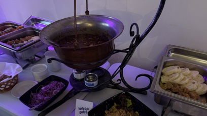 FOTO: Novináři si mohli ve štábu Motoristů pochutnat na volebním guláši či řízcích.