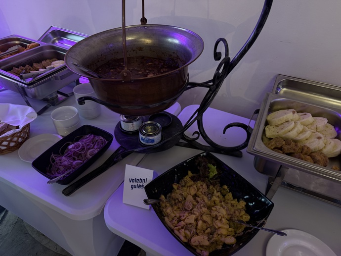 FOTO: Novináři si mohli ve štábu Motoristů pochutnat na volebním guláši či řízcích. – stránka 234
