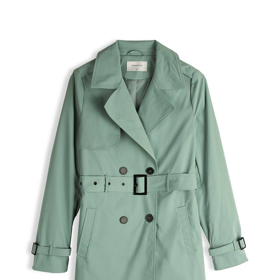 Letos na podzim s barevnými trenčkoty rozhodně nešlápnete vedle a ví to i Petra Černocká. Podobný šalvějově zelený dvouřadý trenčkot s páskem prodává třeba značka Gate za 898 Kč.