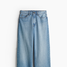 Džíny s širokými nohavicemi a vysokým pasem budou postavě lichotit. Toto světle modré provedení má v nabídce značka H&M za 619 Kč.