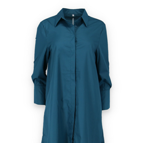 Podobné petrolejové košilové šaty tunikového stylu, jako oblékla Valérie Zawadská, sežente třeba na e-shopu Coll Fashion za 1220 Kč. 