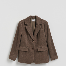 Podobný blejzr s příměsí vlny, jako má na sobě i oblíbená zpěvačka, pořídíte třeba u značky Reserved za 1799 Kč.