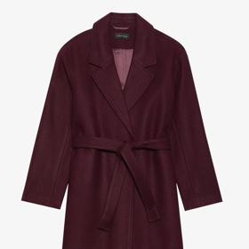 Po vzoru Lucie Borhyové můžete zkusit kabát se zavazovacím páskem. Například tento vínový kousek pořídíte u značky Anna Field za 2020 Kč.