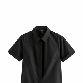 Podobně jako Anna Polívková můžete obléknout černou košilovou halenku s krátkým rukávem. Tento kousek prodává Next za 580 Kč.