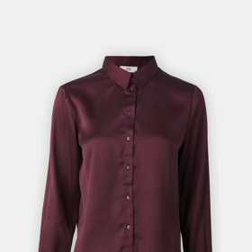 Nádech sofistikovanosti a luxusu outfitu Jany Paulové dodala halenka v trendy vínovém odstínu, který je letos na podzim absolutním hitem. Tuto košilovou halenku seženete u značky JDY za 480 Kč