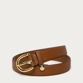 Kožený pásek dodá outfitu další šmrnc. Tento kousek seženete u značky Lauren Ralph Lauren za 1799 Kč.