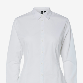 Mírně oversize střihy je potřeba vyvážit vypasovanějšími kousky. Sáhněte jako Marie Rottrová po projmuté bílé košili. Tento kousek prodává značka Pieces za 799 Kč.