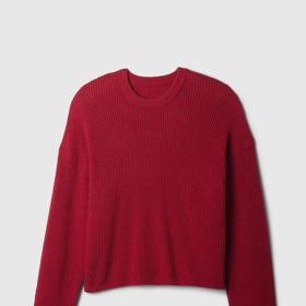 Moderátorčiným lookem se můžete inspirovat v obrácené barevnosti. Pod vínový kabát oblečte třeba tento oversize svetr od značky GAP. Vychází na 1899 Kč.