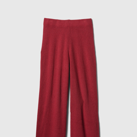 Sladěný look tón v tónu doplní úpletové kalhoty. Tento kousek prodává značka GAP za 1999 Kč.