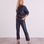 Taťána Kuchařová moc dobře ví, co se letos na podzim  nosí. V tmavých kožených kalhotách se širšími nohavicemi vypadá elegantně i moderně.