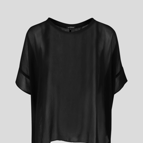 Poloprůhledný top uvolněného střihu  pořídíte třeba u značky Storm v přepočtu za 2410 Kč.