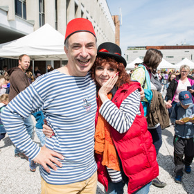 Parťákem na jevišti je jí dlouholetý kolega Petr Vacek, který byl také u většiny jejích kolapsů. Ze dvou z nich se později vyklubal infarkt.