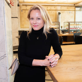 Herečka Linda Rybová slaví padesáté narozeniny. Na svůj věk ale rozhodně nevypadá.