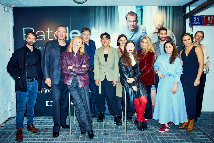 FOTO: Herci a zpěváci na tiskovce seriálu Ratolesti. – stránka 18