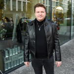 Petr Kolečko si zase potrpí na svůj černý rolák a koženou bundu, která má vzor krokodýlí kůže. 