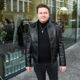 Petr Kolečko si zase potrpí na svůj černý rolák a koženou bundu, která má vzor krokodýlí kůže. 