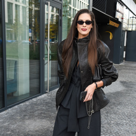 Aneta Vignerová oblékla černý overal a kvalitní koženou bundu, kterou označuje za nadčasový kousek.