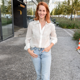 Herečka Barbora Mudrová vynesla klasickou kombinaci bílé košile a světle modrých džínů. 