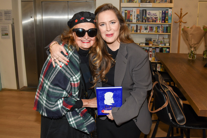 FOTO: Eva Holubová s Petrou Nesvačilovou. – stránka 8