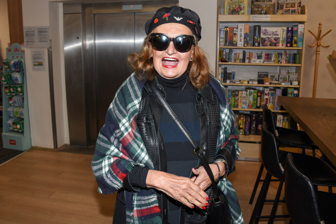 FOTO: Vysmátá Eva Holubová. – stránka 9