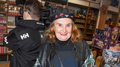 FOTO: Eva Holubová dorazila v zajímavém outfitu.