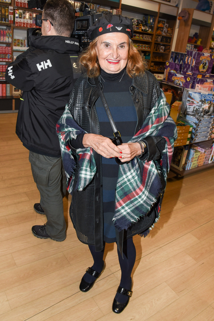 FOTO: Eva Holubová dorazila v zajímavém outfitu. – stránka 12