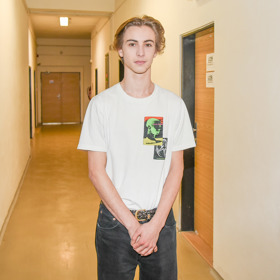 Dřív Max Dolanský oblékal spíš ležérní trička a mikiny, ale postupně se proměňuje v přirozeného elegána.