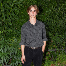 Max Dolanský má ale i cit pro módu. Rád nosí košile, naposledy oblékl proužkovaný kousek v kombinaci s trendy manšestrem.