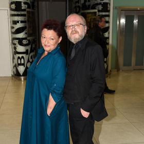 Herečka a dabérka Valérie Zawadská dorazila na premiéru filmu Uzel zla v petrojelových košilových šatech, které působily velmi elegantně. Na snímku herečka pózuje s kolegou Miroslavem Kumhalou.