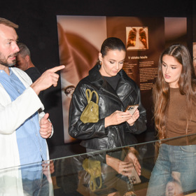 Máma s dcerou si nenechaly ujít vernisáž výstavy, kde se vystavují skutečná lidská těla. 