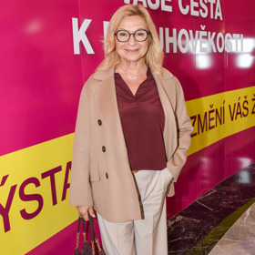 Jana Paulová vypadá mladě nejen díky vřelému úsměvu, ale i svým outfitům.