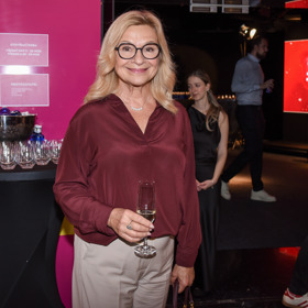 Herečka zkombinovala klasické elegantní kousky s trendy prvky.