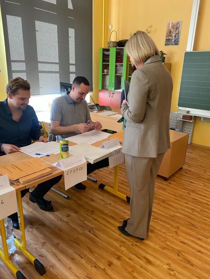 FOTO: Jana Černochová dorazila v šedém obleku. – stránka 3