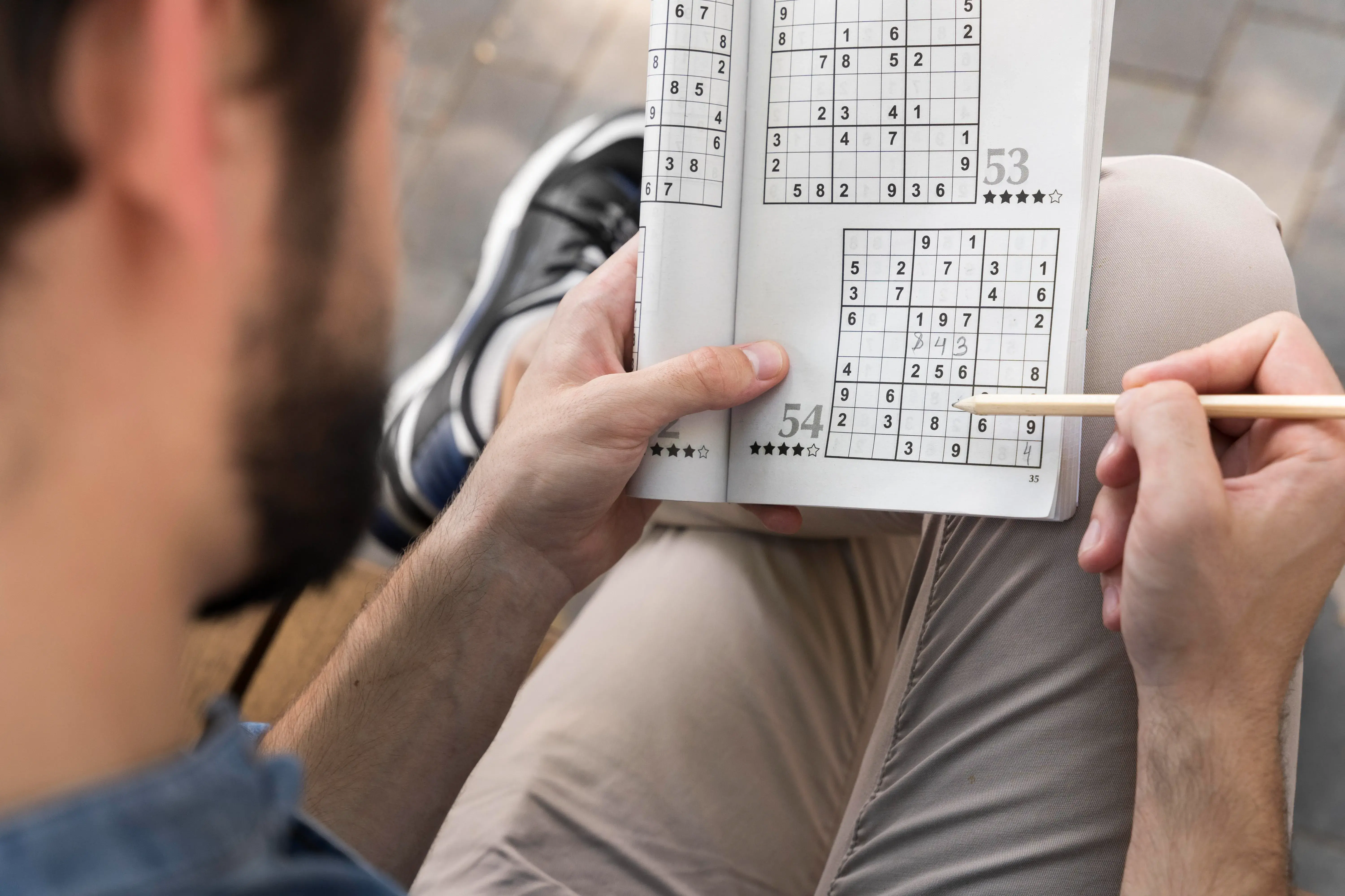 FOTO: Muž hrající sudoku.
