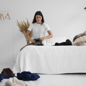 Pokud se do toho pouštíte sami, vyndejte si všechno oblečení ze skříně, nebo - pokud je váš šatník příliš objemný, to udělejte po jednotlivých sekcích. 