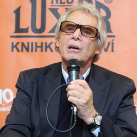 Ostatně i jeho původ byl "netypický", narodil se ve Francii španělské mamince a otci židovského původu.