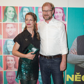 Anna Polívková ve filmu Něco za něco hraje s kolegou Martinem Pechlátem.