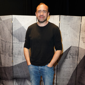 Nyní je bez práce.