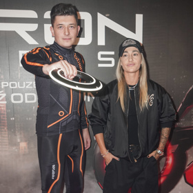 Barbora Mlejnková si rovněž vzala bílé tenisky a oblékla černý bomber s černými kalhotami. Nechybí oblíbená kšiltovka. 