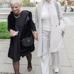 Eva Štědrá, manželka legendárního umělce, chodí kompletně zahalená do něžné smetanové barvy. 